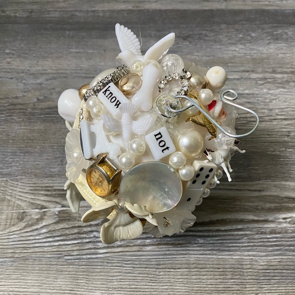 One of a kind white ornament - Picture 4 of 17